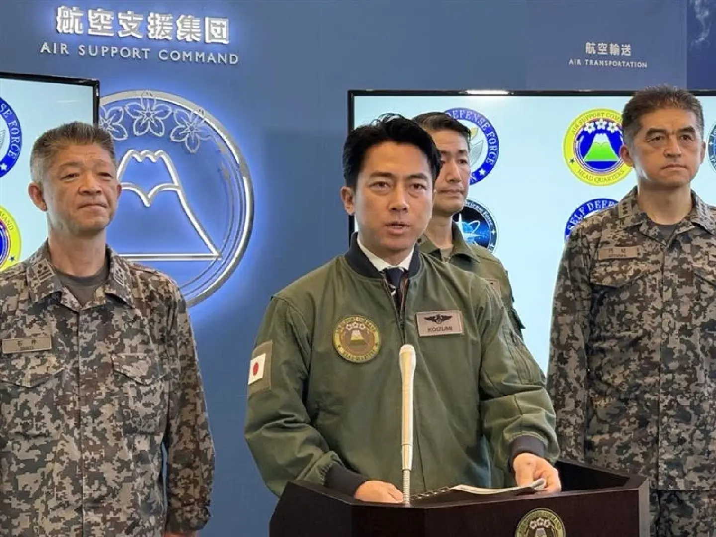 Koizumi Inspects ASDF group for outer space security