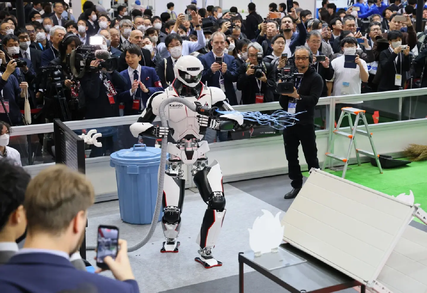 Cutting-edge humanoid robots on display at Tokyo show