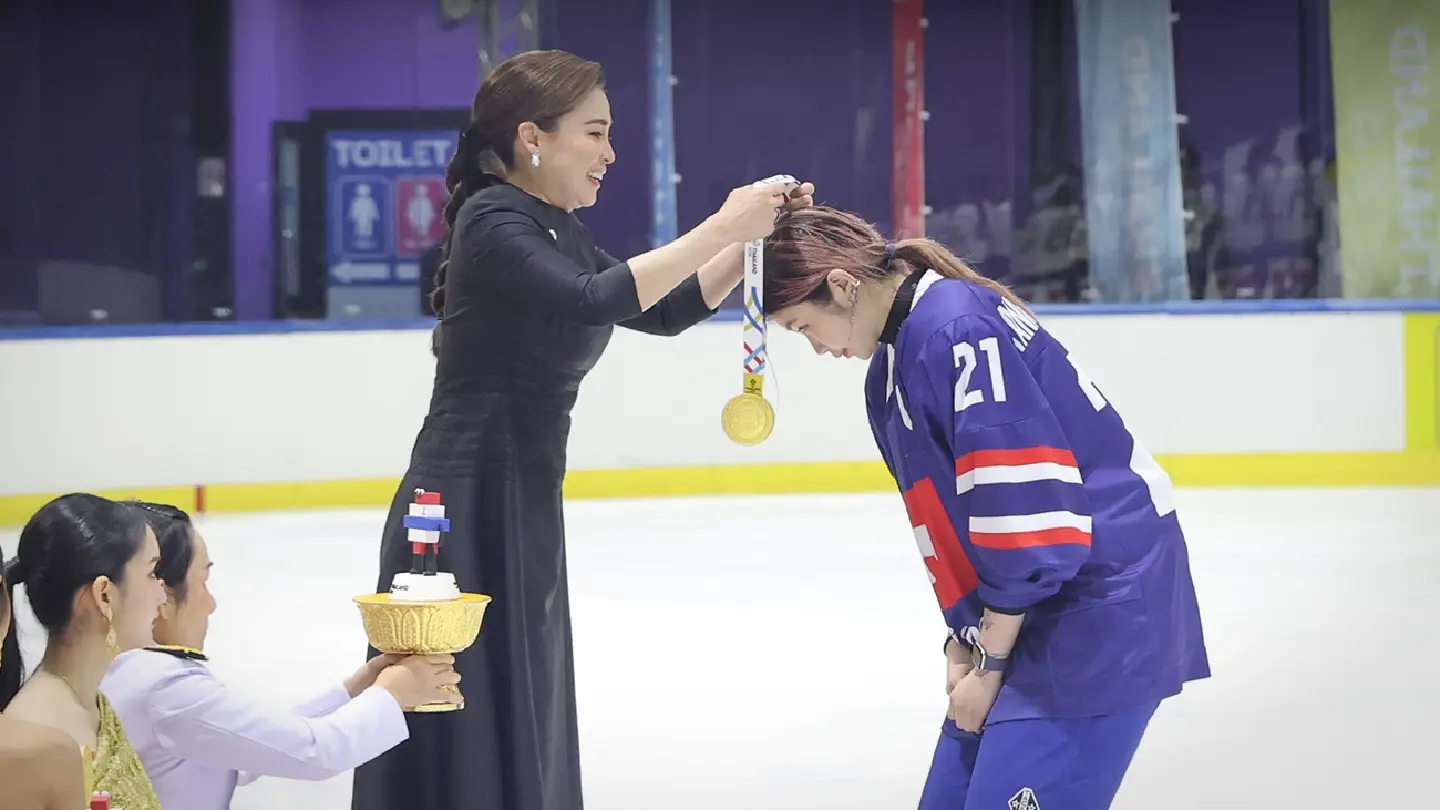 Queen presents ice hockey medals as Thai women’s team wins SEA Games gold