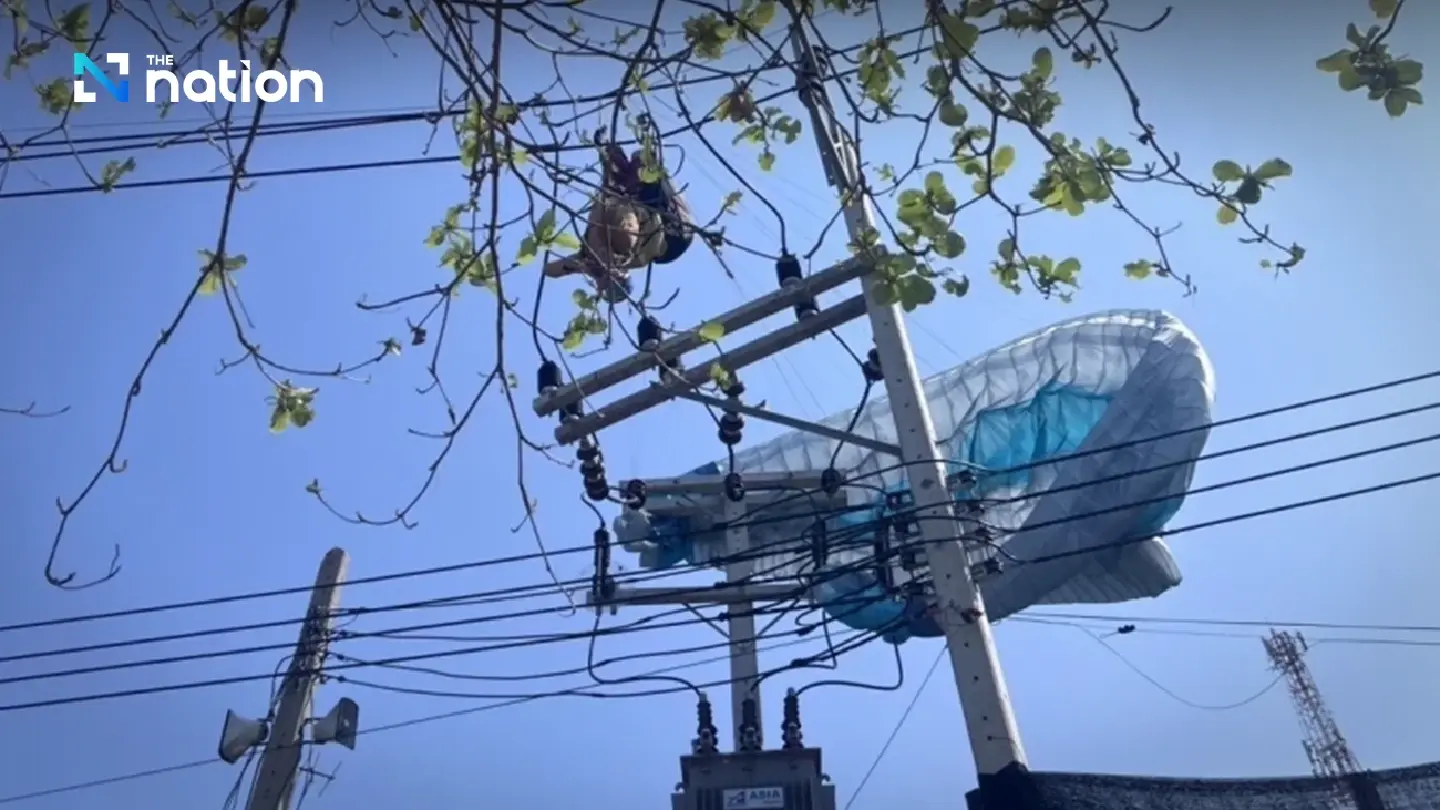 Paraglider caught on high-voltage pole forces Koh Larn power cut Paraglider caught on high-voltage pole forces Koh Larn power cut