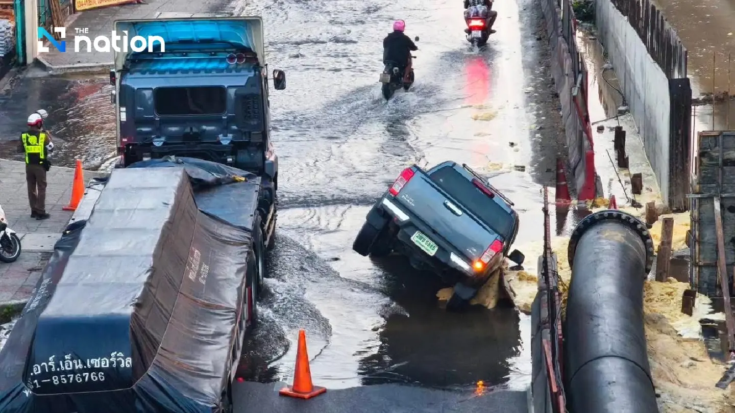 Rama II road collapse causes major jams after pickup falls into sinkhole