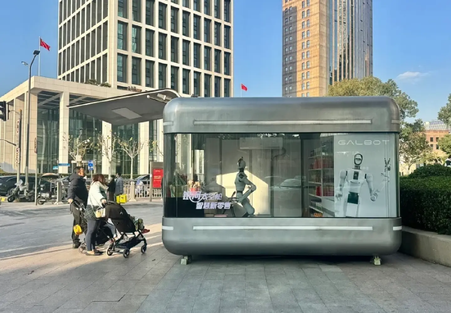 Robot-run store debuts in Shanghai