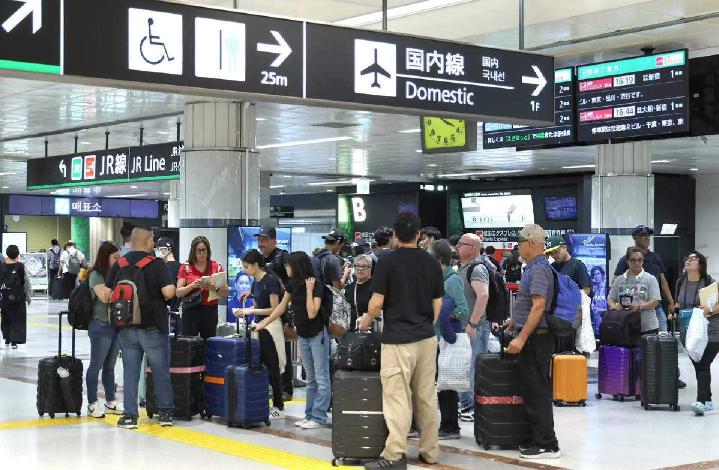 Japan sees record 42.43 million foreign entrants in 2025