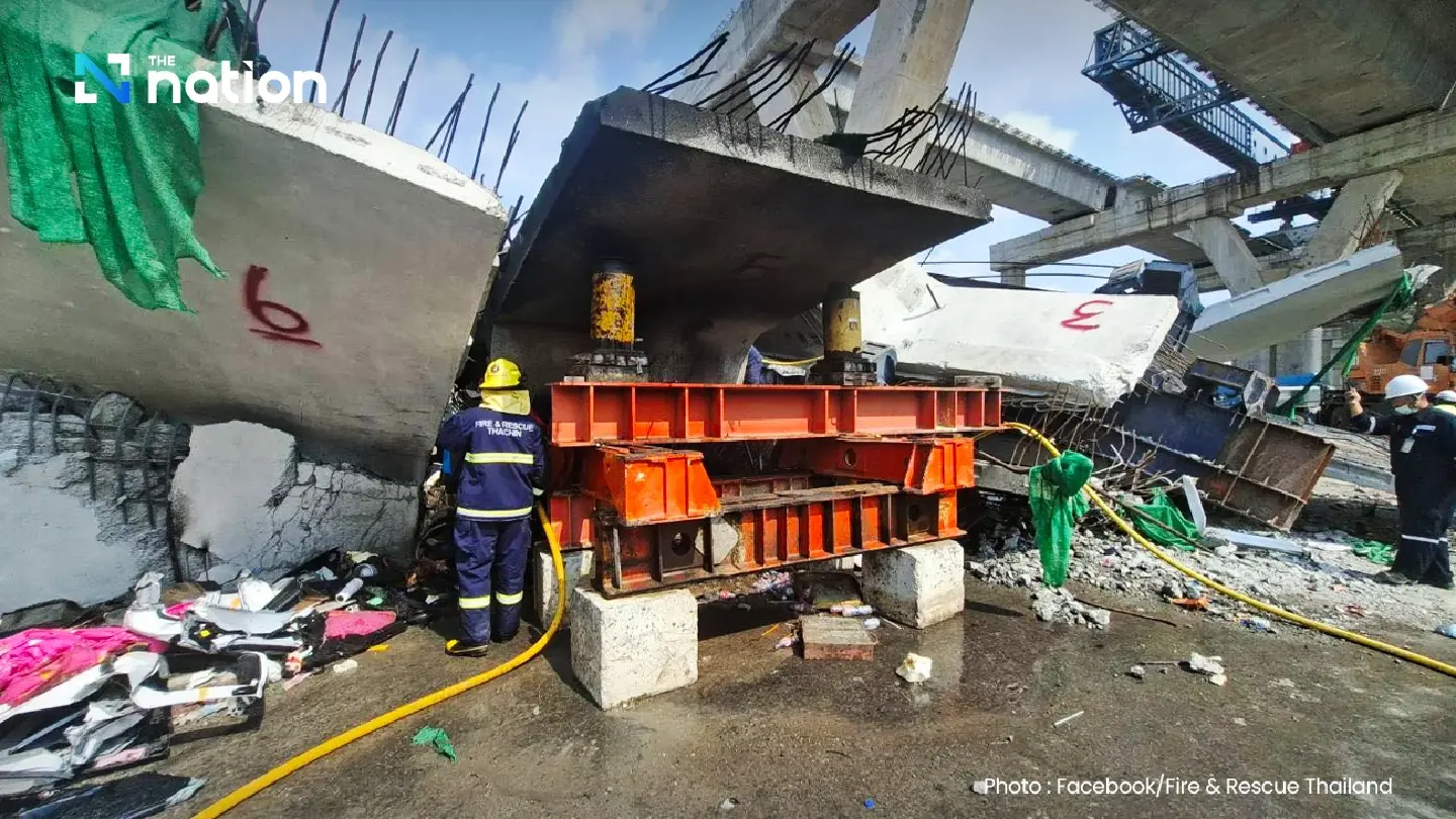 Fire breaks out at crane collapse scene on Rama II