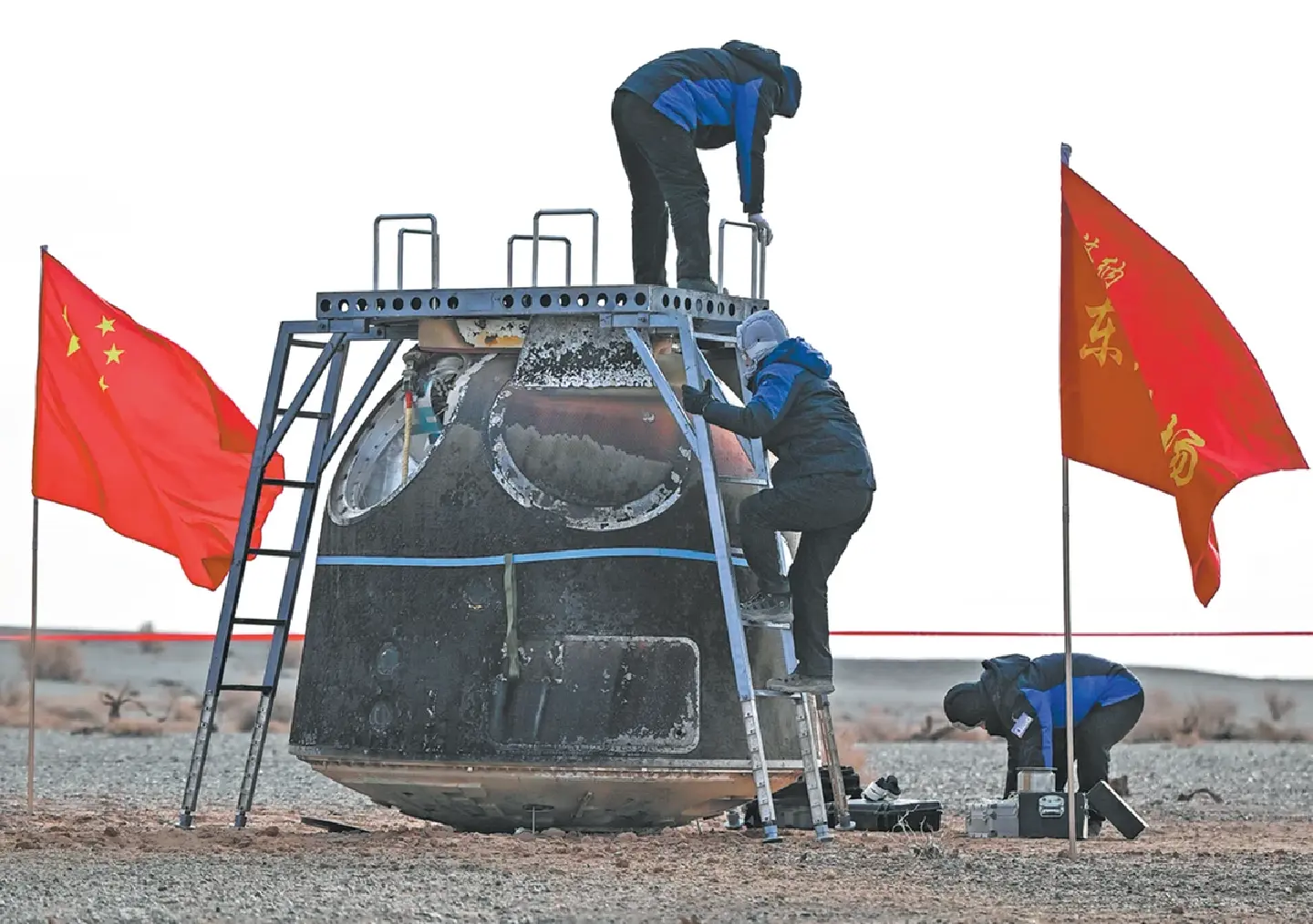 Debris-hit Chinese spacecraft returns after 270 days in orbit