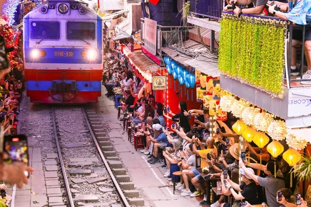Hanoi proposes halting passenger trains through the famous ‘railway cafe street’