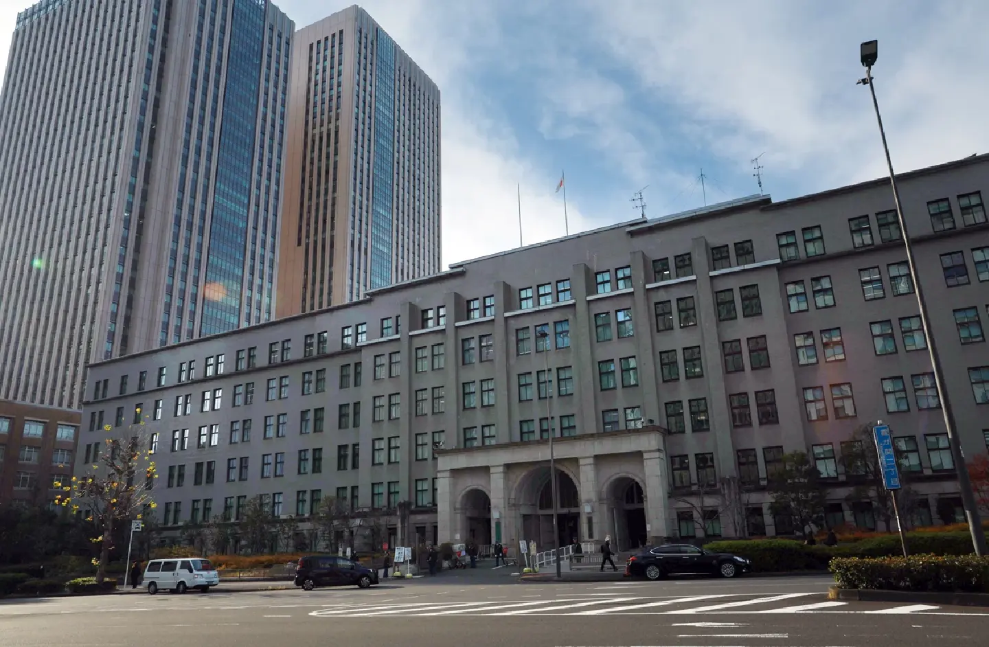 Japan's negative net worth hits 699 T. yen at the end of FY 2024