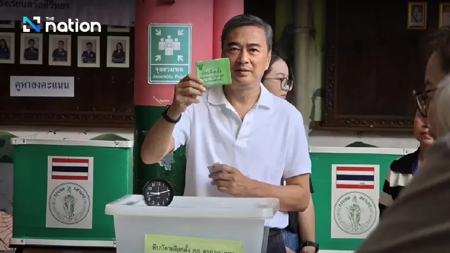 Abhisit pleased as Thais turn out early on election day to vote Abhisit pleased as Thais turn out early on election day to vote