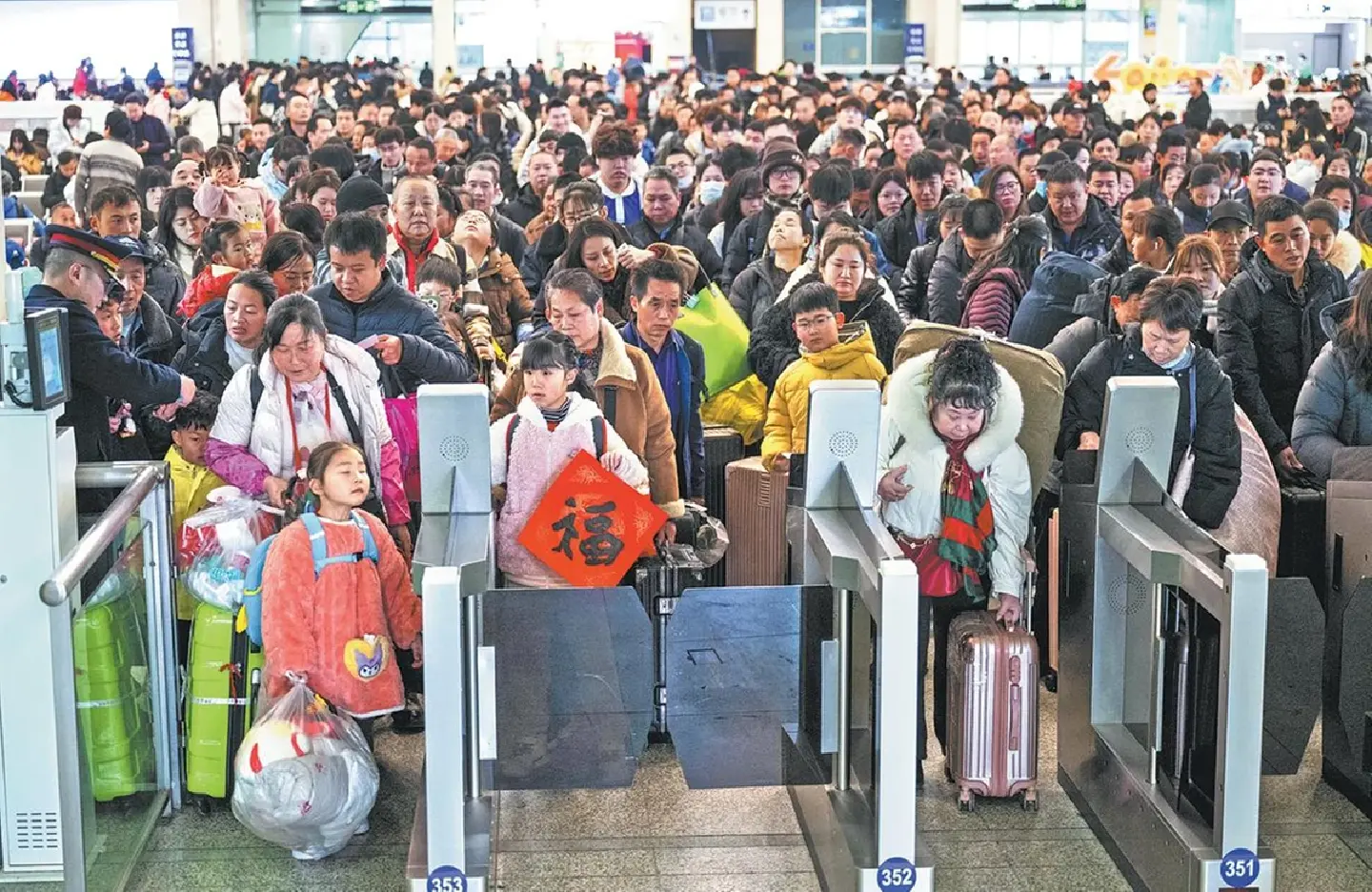 Spring Festival travel rush kicks off in China