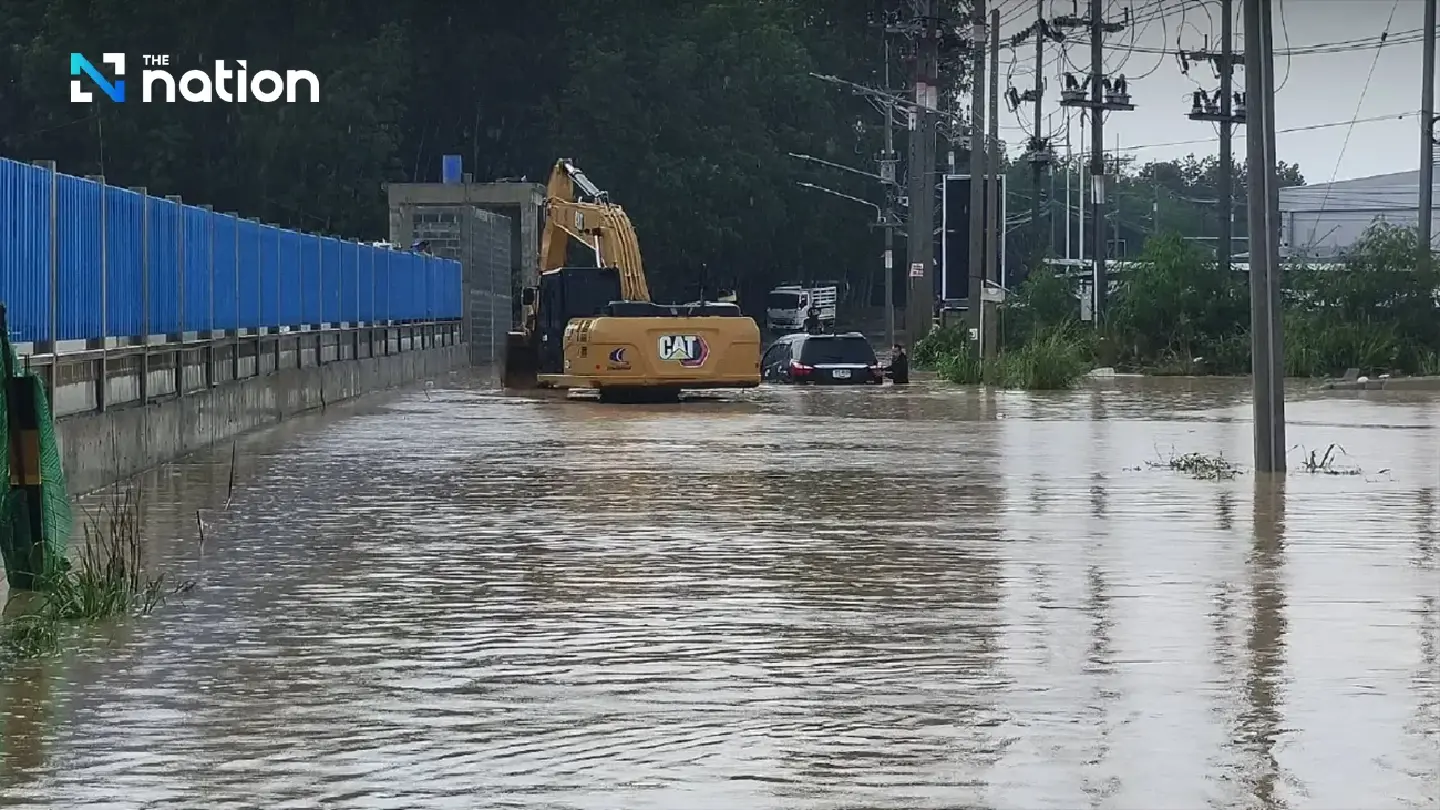 Heavy Rain Floods Rayong, Pluak Daeng Underwater, Small Cars Blocked