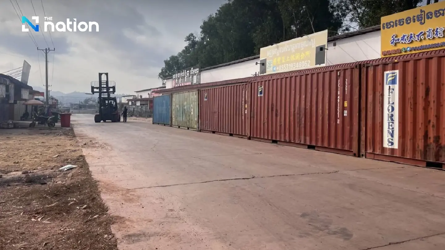 Navy places containers on border after Chinese group cuts fences Navy places containers on border after Chinese group cuts fences