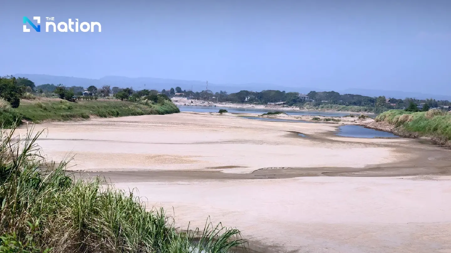 Mekong level drops to 1.37m in Nong Khai as sandbars emerge, residents walk to islets