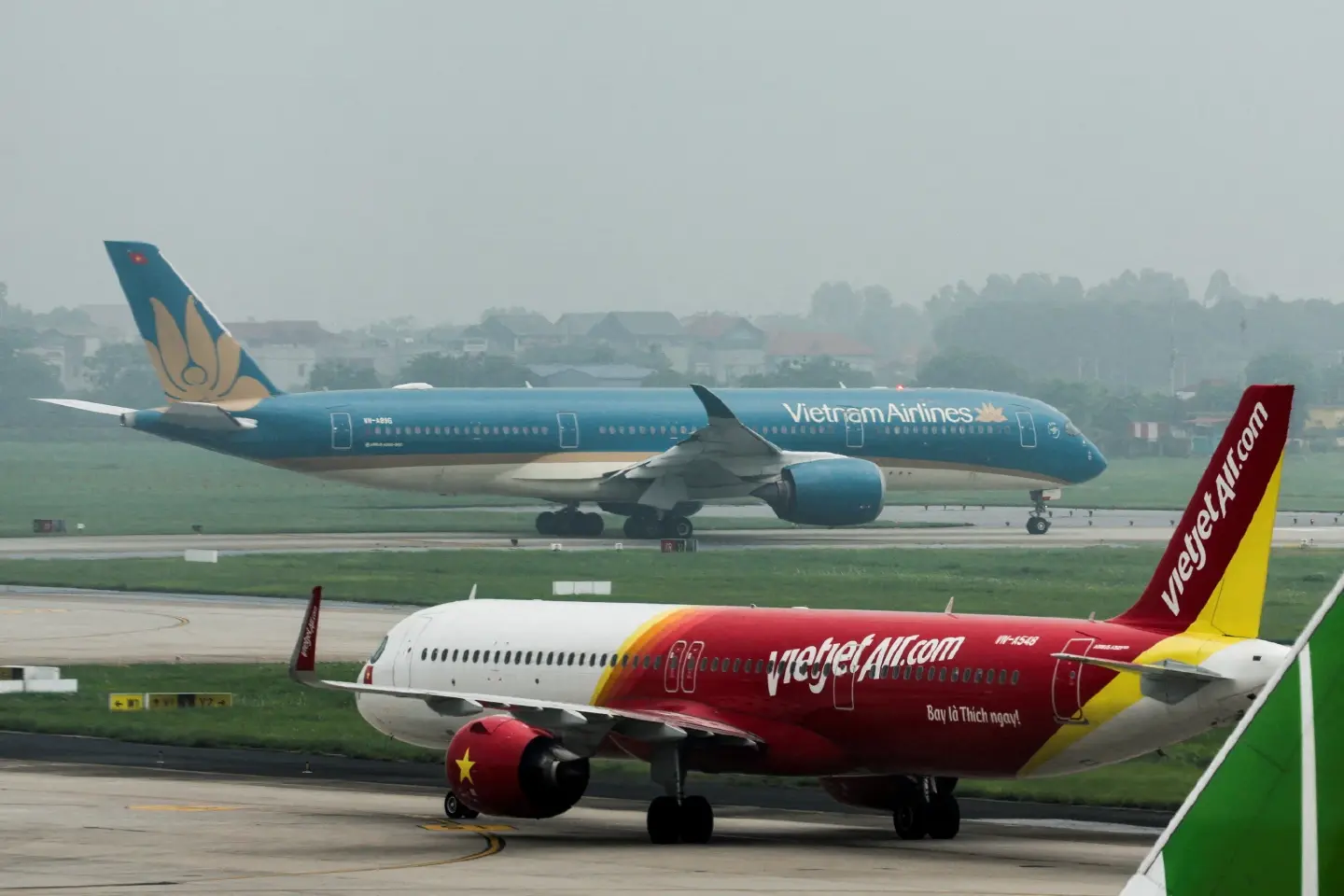 Vietnam faces April flight cutbacks as aviation fuel supplies tighten