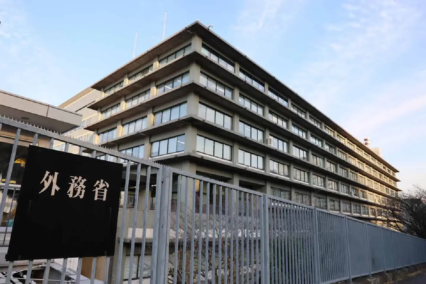 107 Japanese, their family members arrive at Narita from Middle East