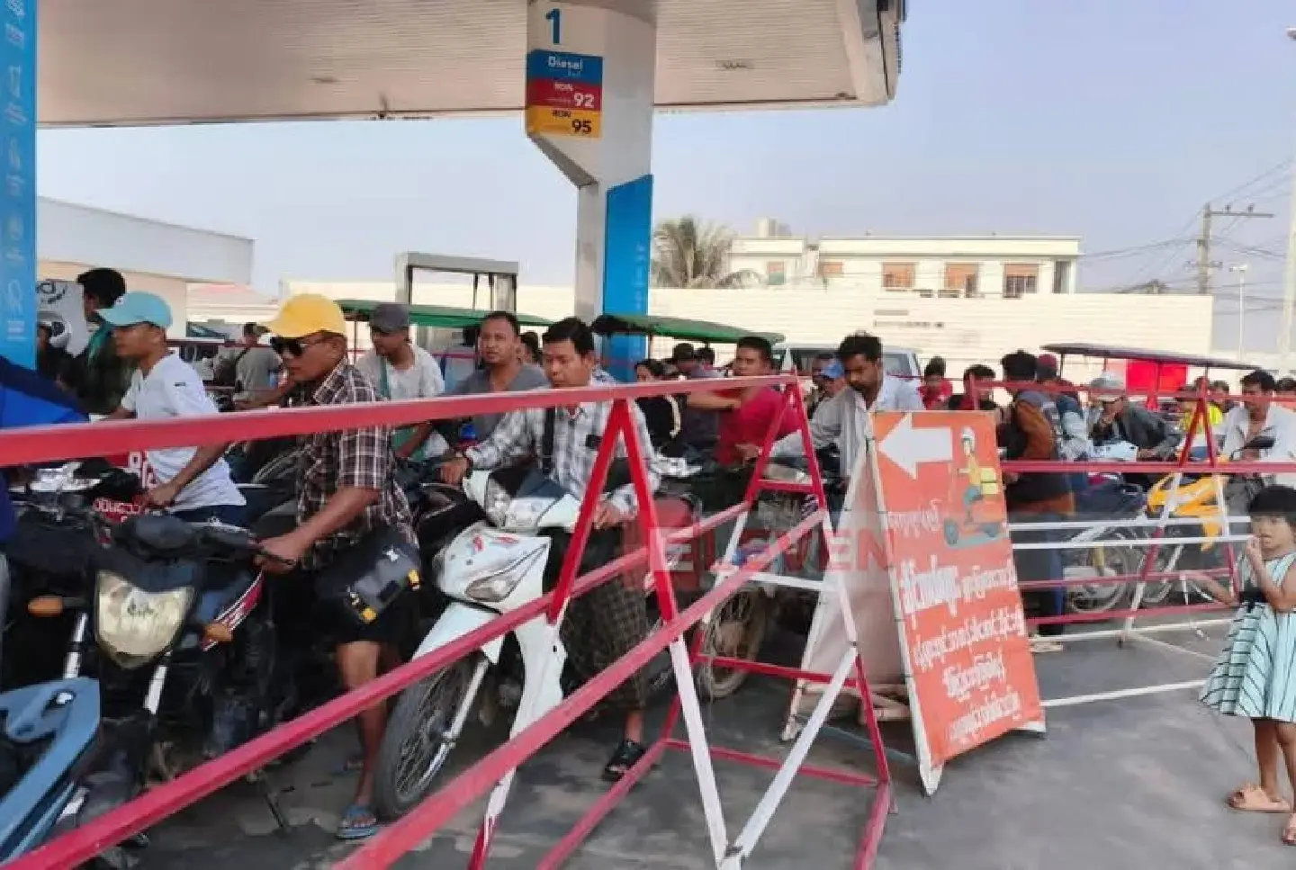 Fuel Shortage Fears Spark Long Queues in Myawady Amid Middle East Conflict