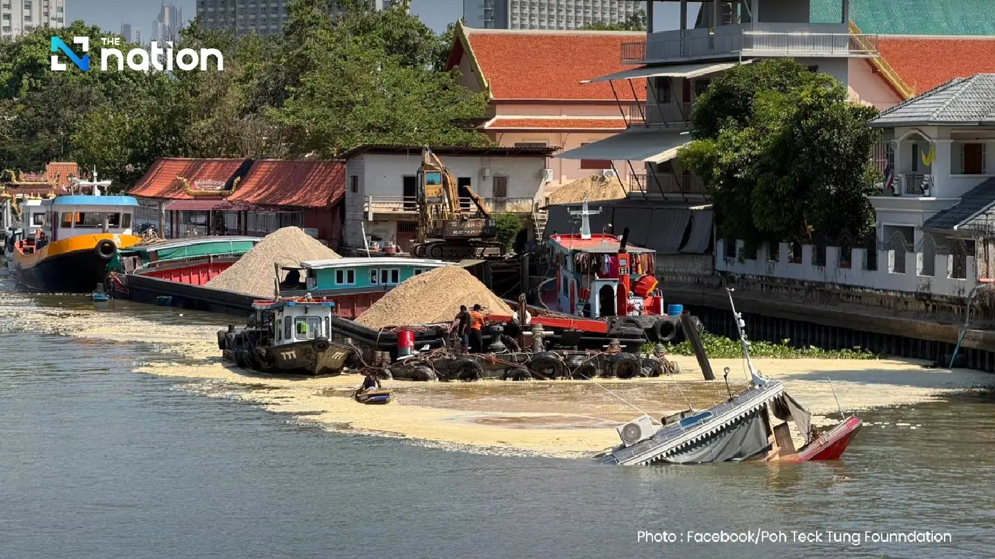 Tugboat capsizes in Bangkok Noi canal; no injuries reported so far