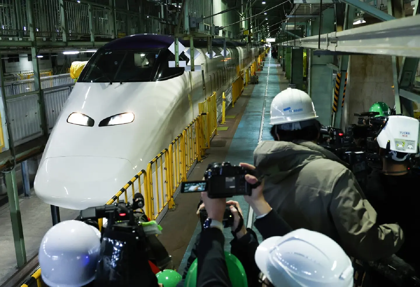 JR East's freight-only Shinkansen train goes into service JR East's freight-only Shinkansen train goes into service