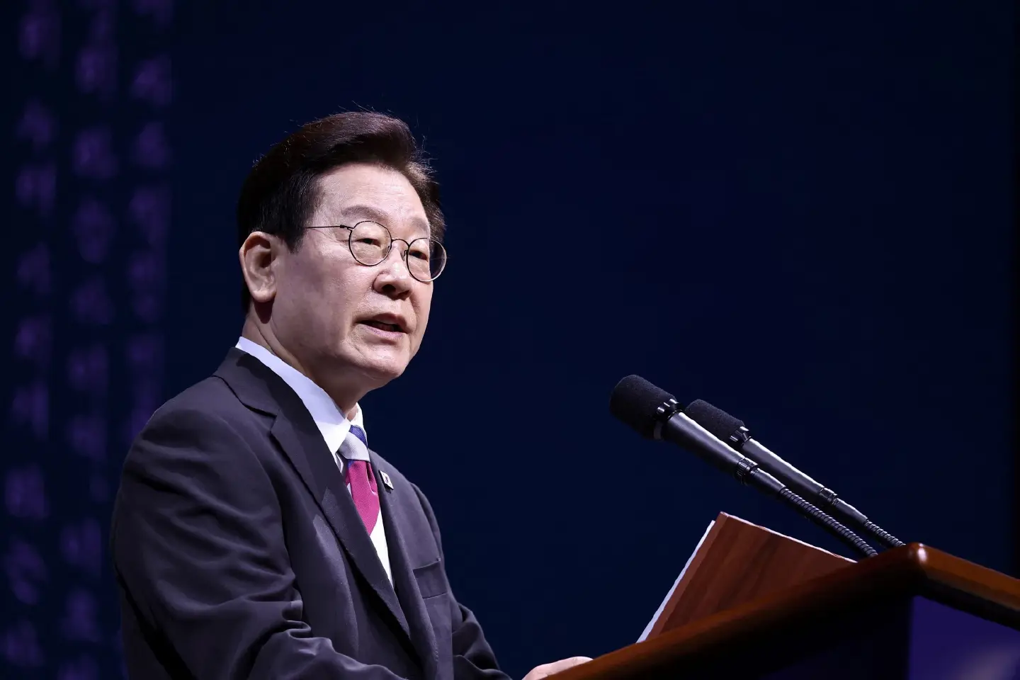 Lee tops 60% approval after Middle East response