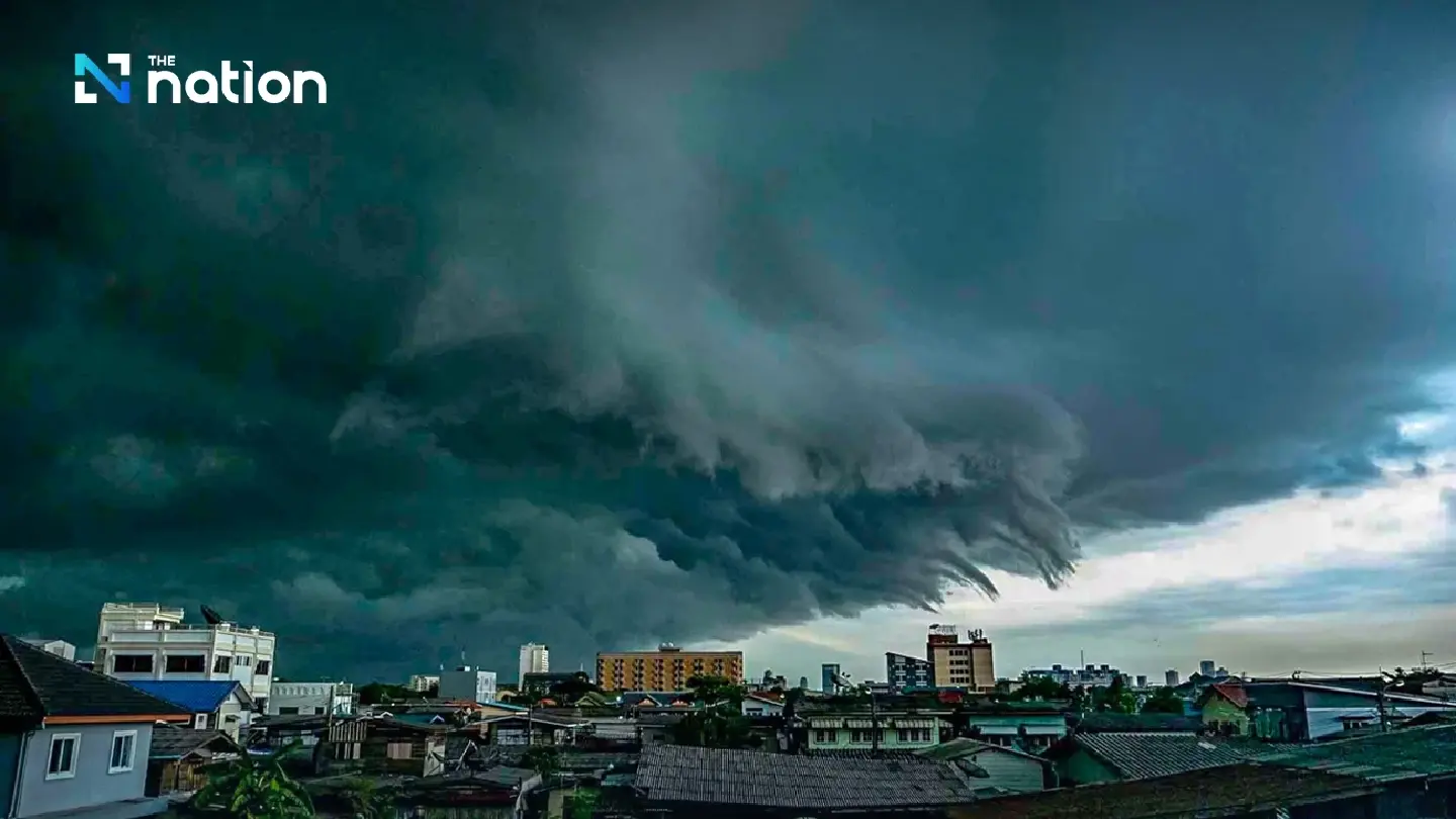 Hot weather persists as thundershowers approach, with heavier rain in Bangkok