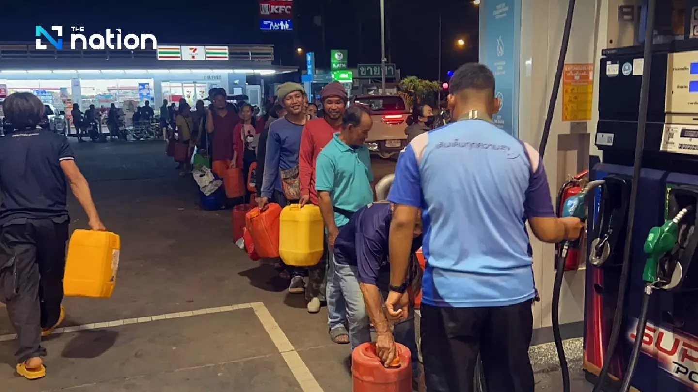 Late-night fuel queue in Nakhon Phanom stretches beyond 3km