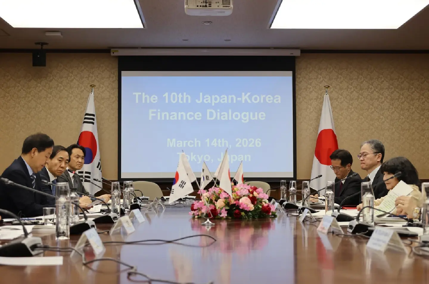 Japan, S Korea concerned over weakness of yen, won