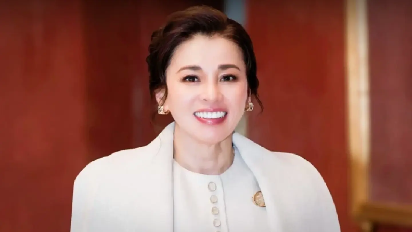 Royal Elegance: The Sacred Thai Quartz Gracing HM the Queen’s Wardrobe in Milan Royal Elegance: The Sacred Thai Quartz Gracing HM the Queen’s Wardrobe in Milan