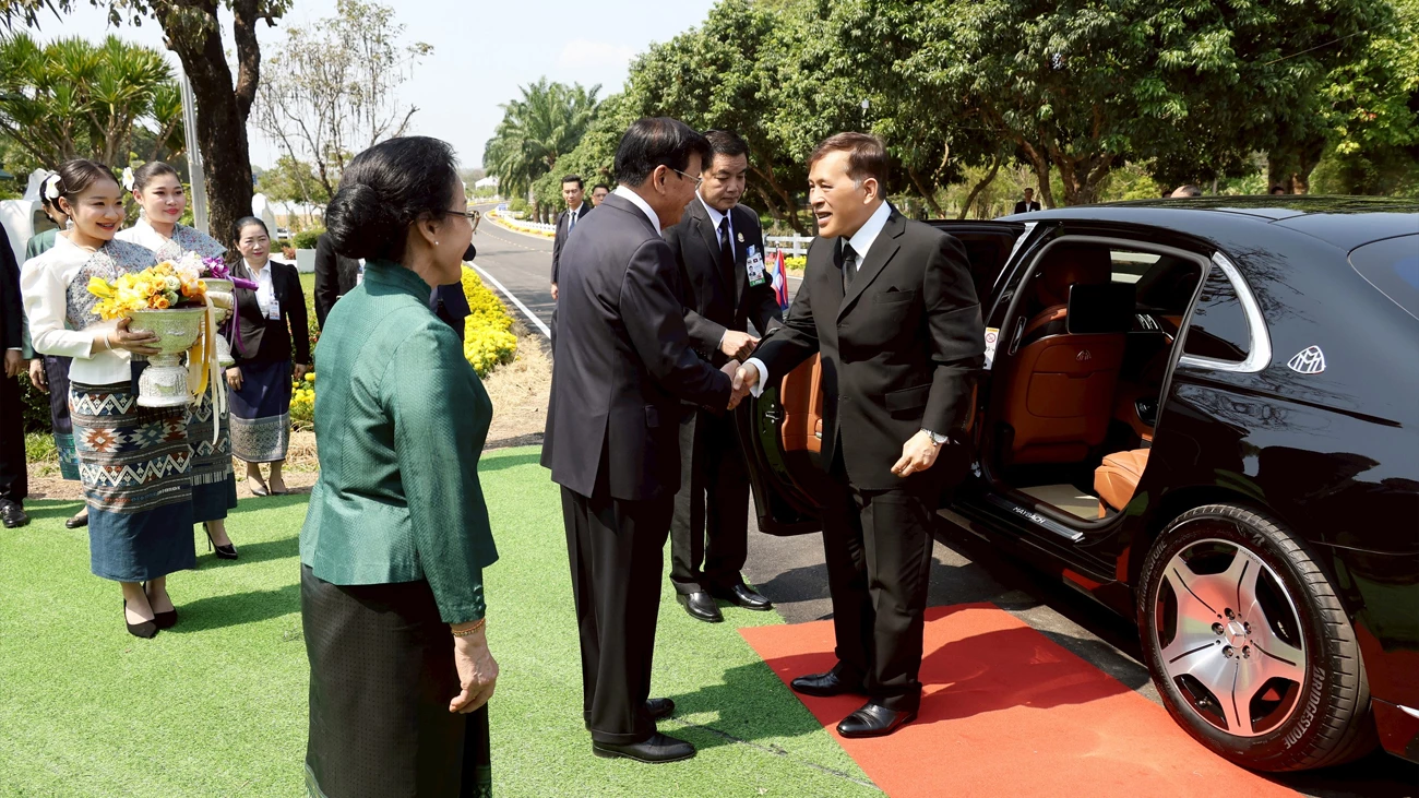 Their Majesties visit Huayxone-Huayxua agricultural centre in Laos