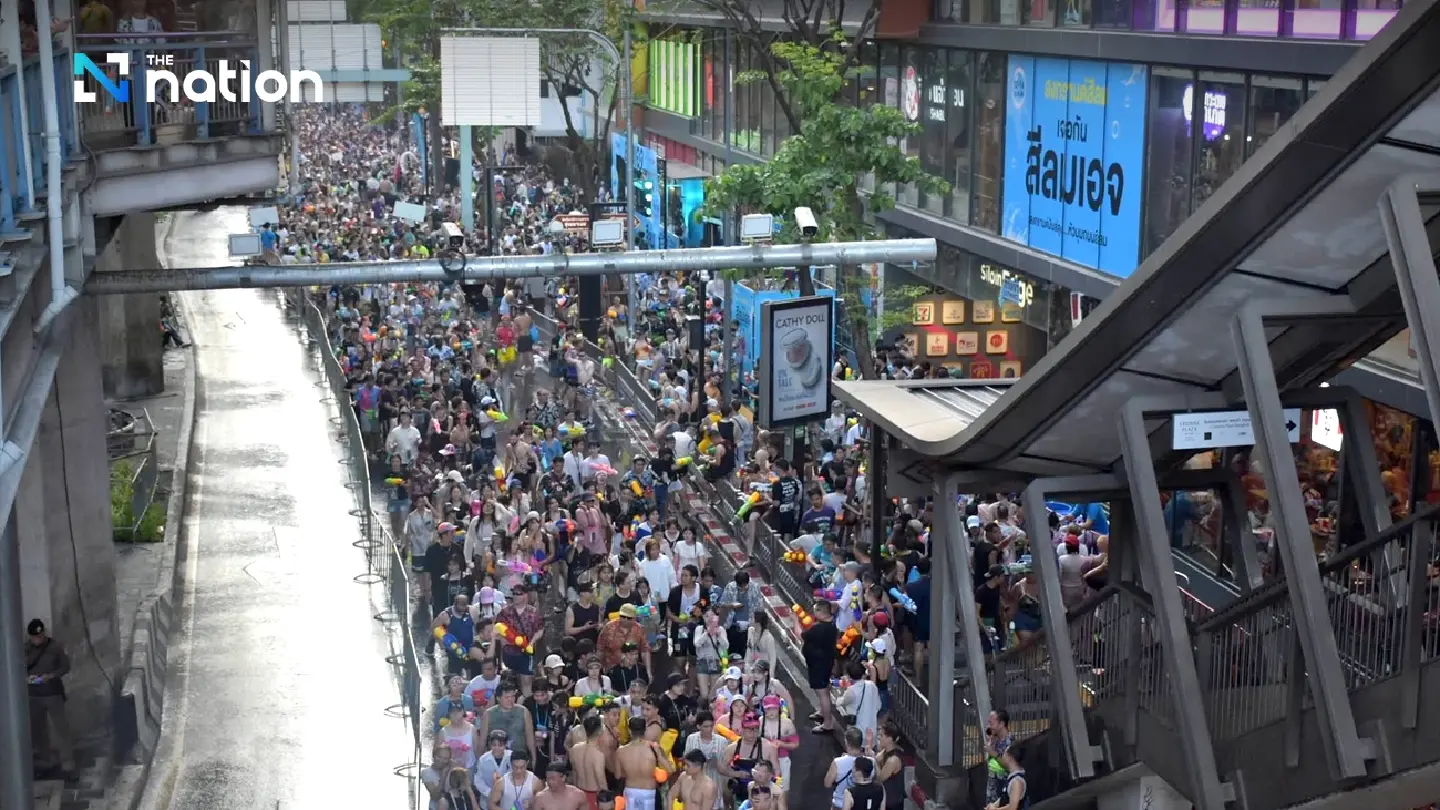 Silom hits record 160,000 revellers as Chadchart orders 8pm close