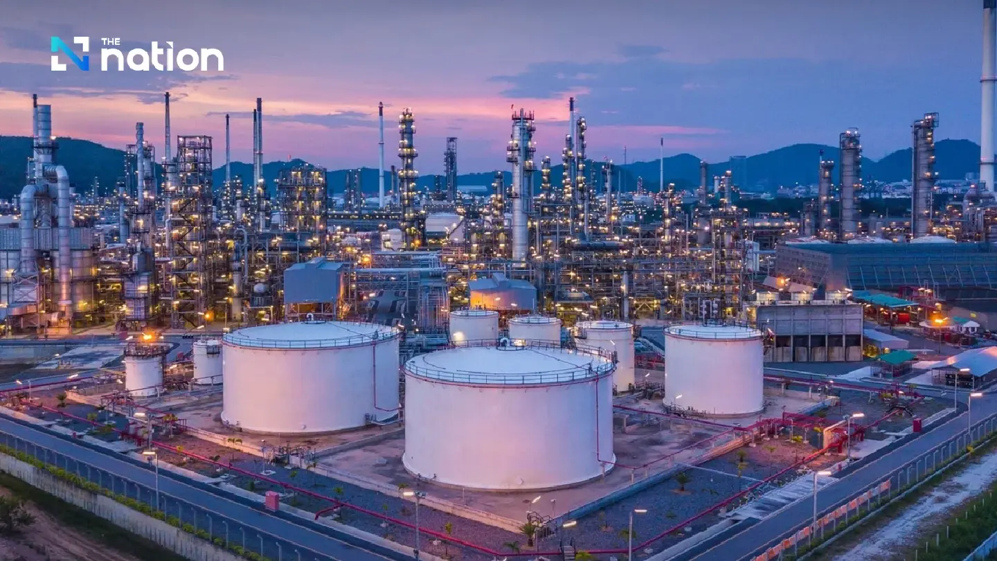 Govt invokes emergency decree, orders 2-baht refinery cut
