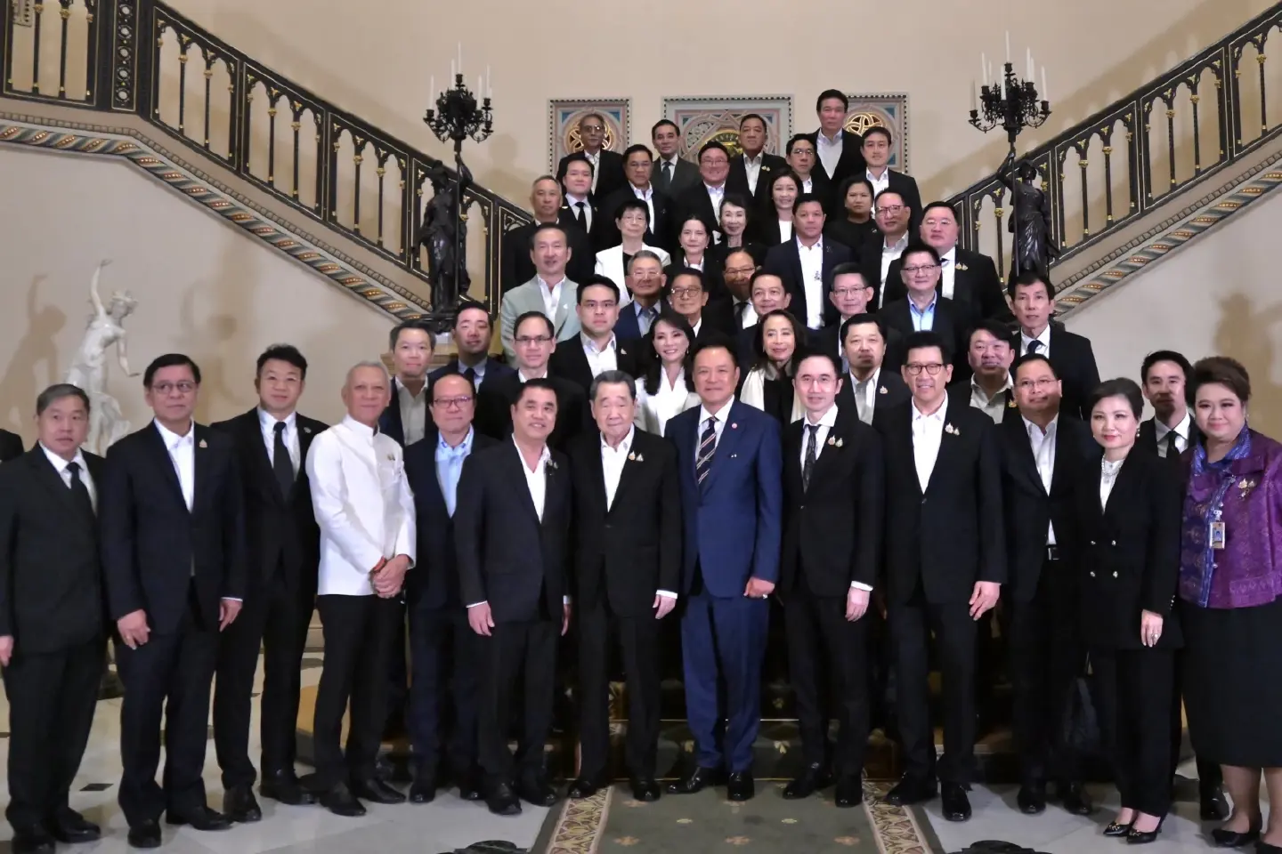 Government accepts CEO proposals for urgent economic push