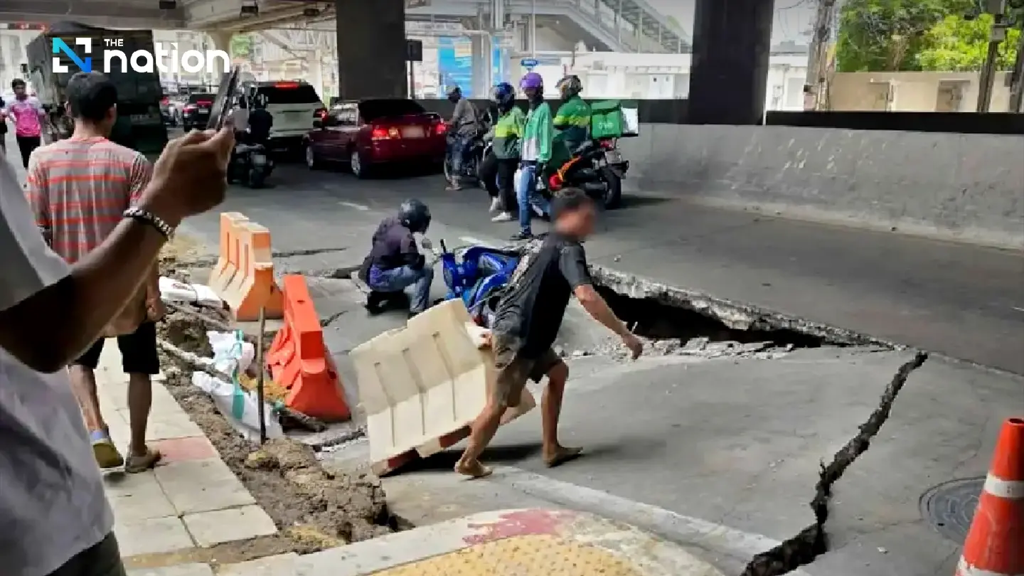 Road collapses on Charan Sanit Wong near Vichaivej Hospital, causing traffic delays