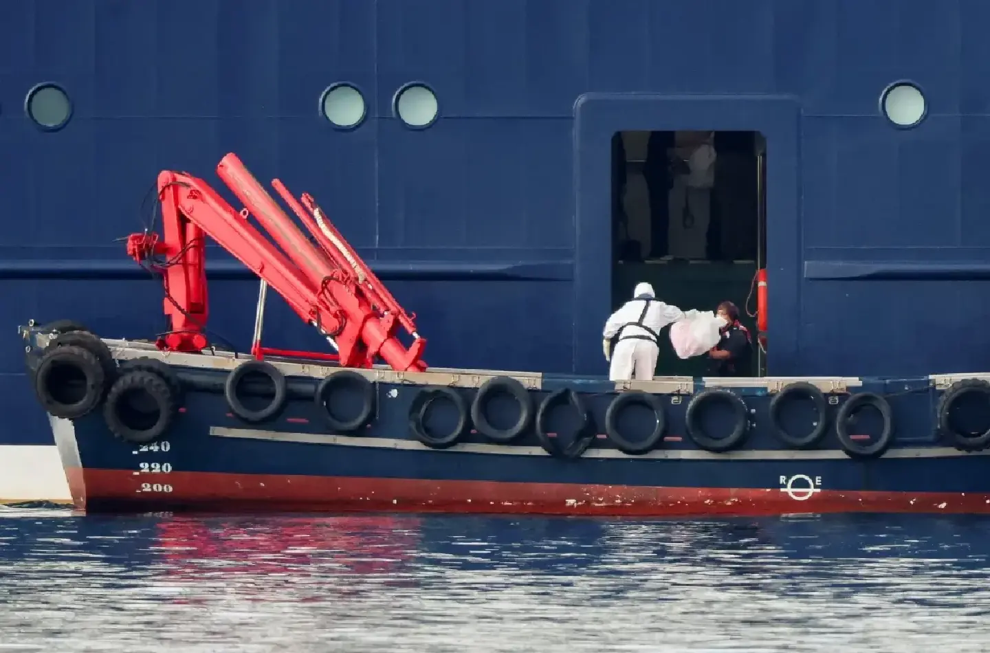 MV Hondius passengers ferried ashore in Spain under strict virus controls MV Hondius passengers ferried ashore in Spain under strict virus controls