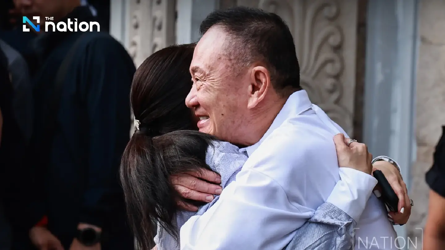 Thaksin walks free to cheers from family and red shirts