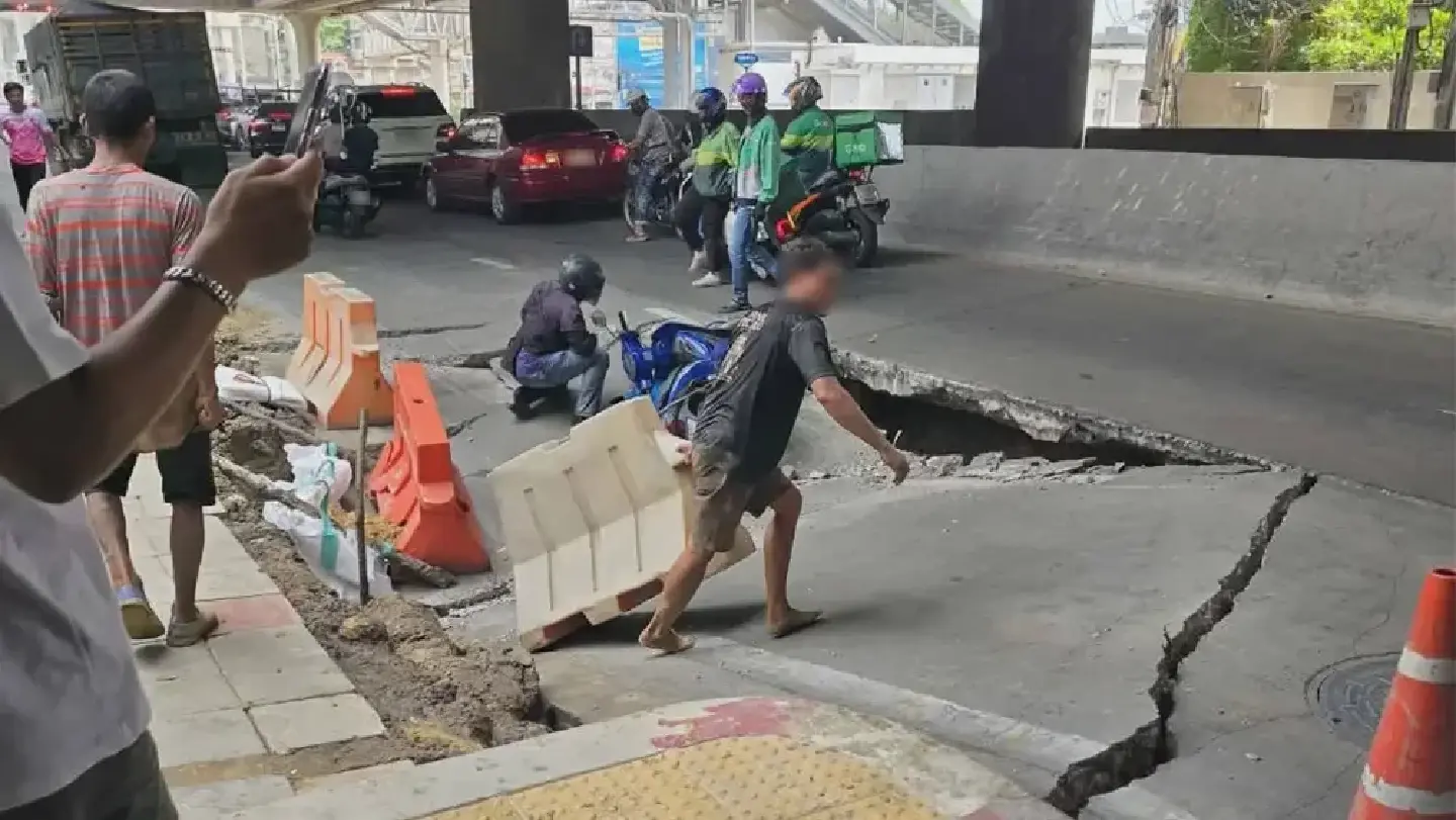 Road collapses on Charan Sanit Wong near Vichaivej Hospital, causing traffic delays