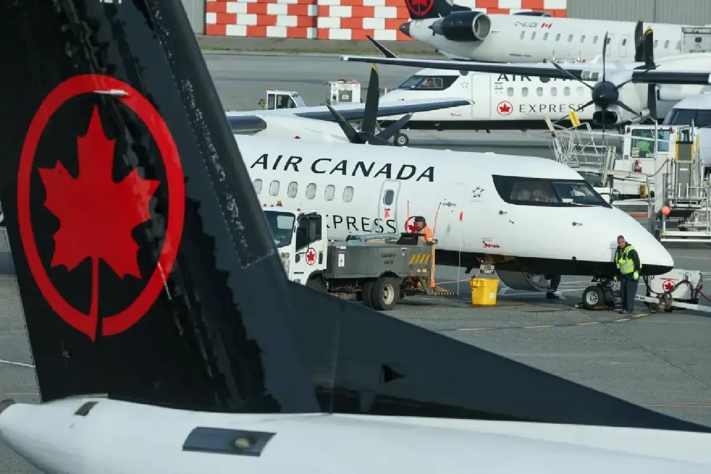 Canada to bar travellers from three Ebola-hit nations