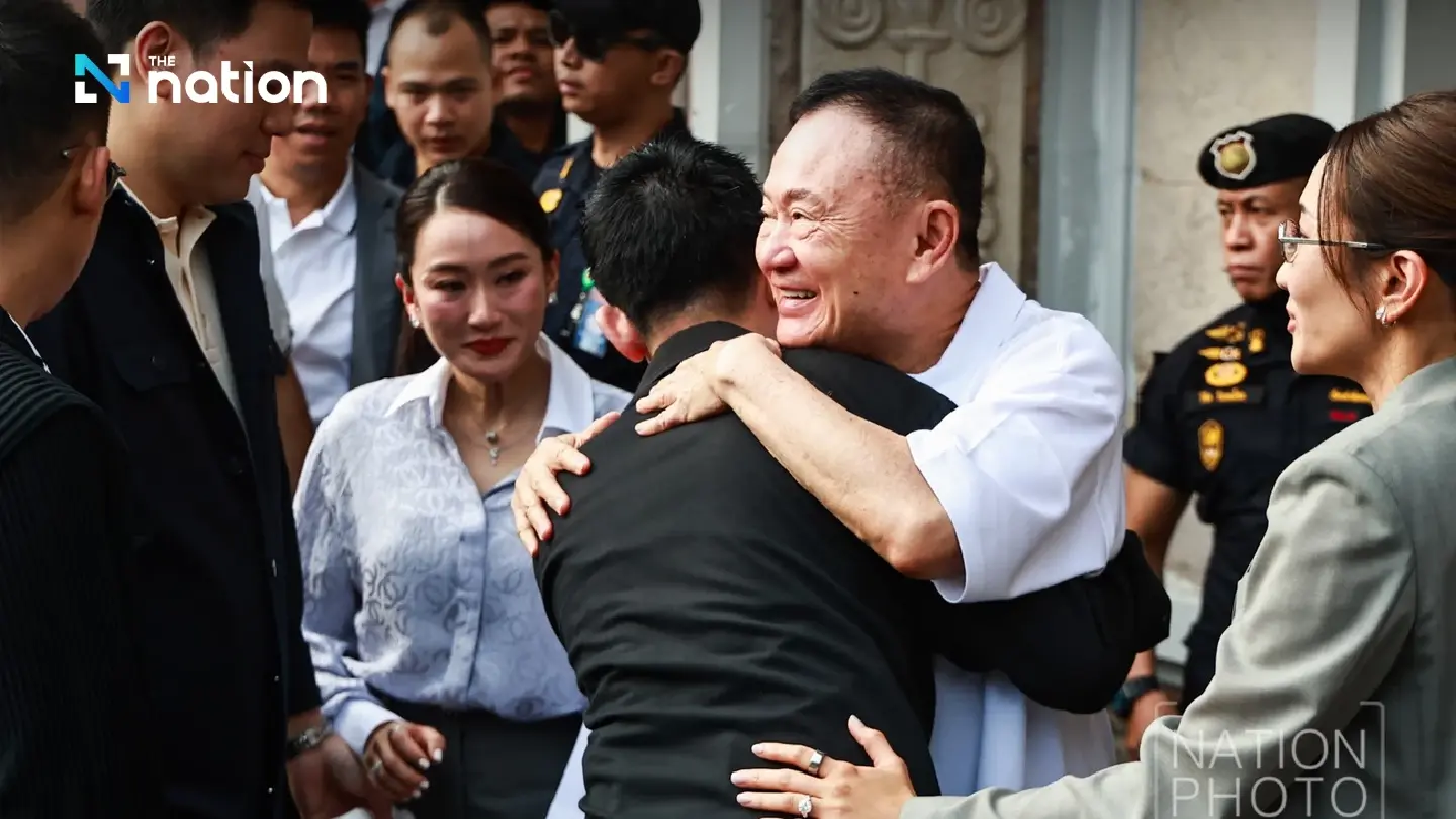 Thaksin removes EM bracelet after Thon Buri court reviews pardon list Thaksin removes EM bracelet after Thon Buri court reviews pardon list