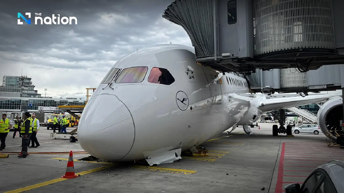 Lufthansa 787 nose gear collapses at Frankfurt gate, injuring several