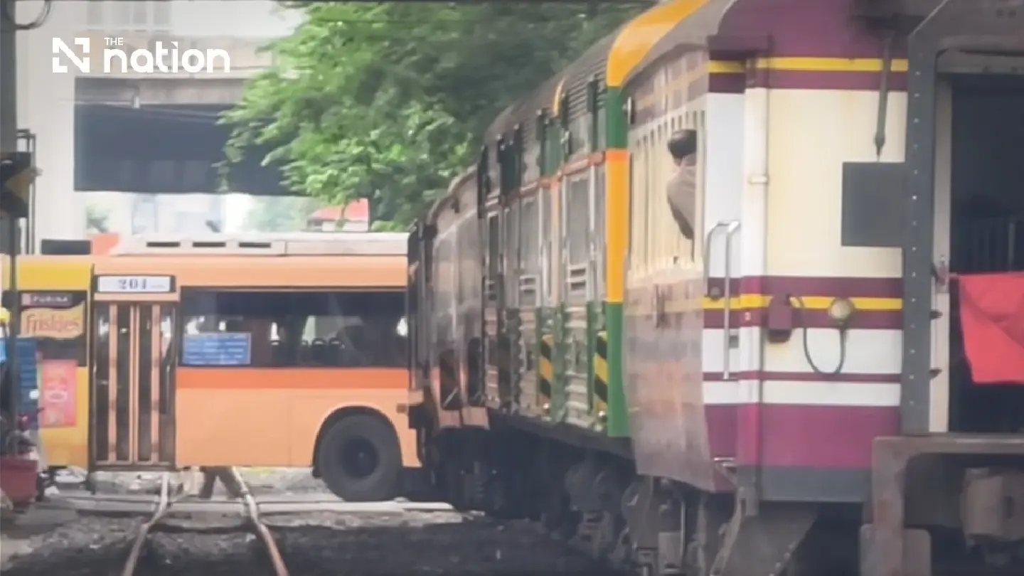 Bangkok bus stranded on tracks as traffic suddenly stops Bangkok bus stranded on tracks as traffic suddenly stops