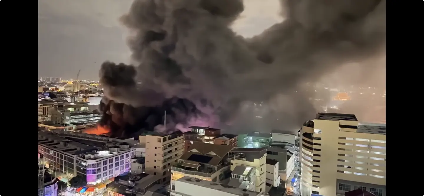 Fire engulfs Klongthom Centre ground floor, reaches mezzanine Fire engulfs Klongthom Centre ground floor, reaches mezzanine