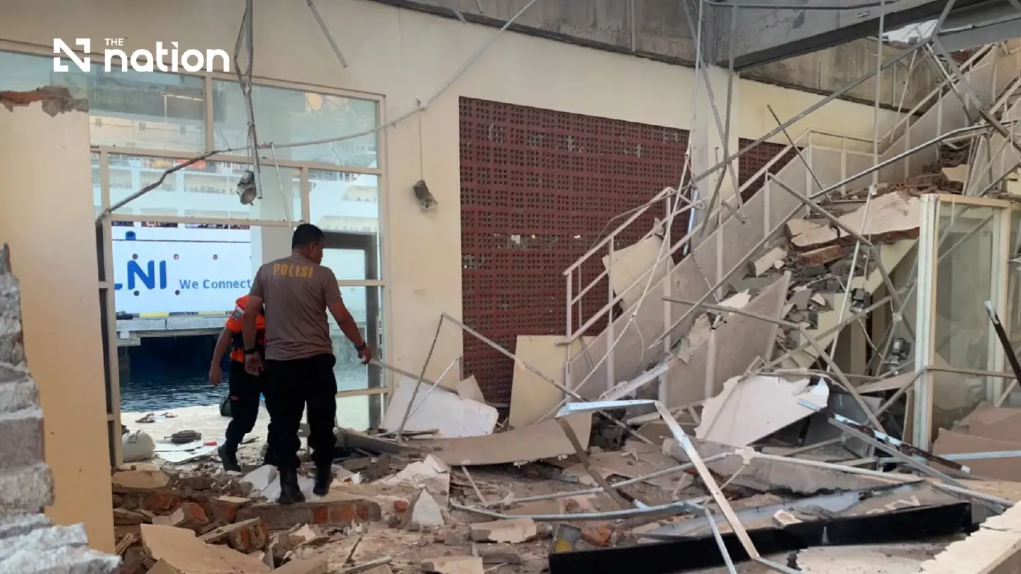 Magnitude 7.7 quake hits Indonesia, killing at least two Magnitude 7.7 quake hits Indonesia, killing at least two