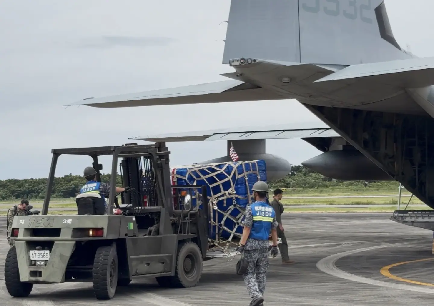 US military airlifts 33,000 water bottles to Kumamoto quake victims US military airlifts 33,000 water bottles to Kumamoto quake victims