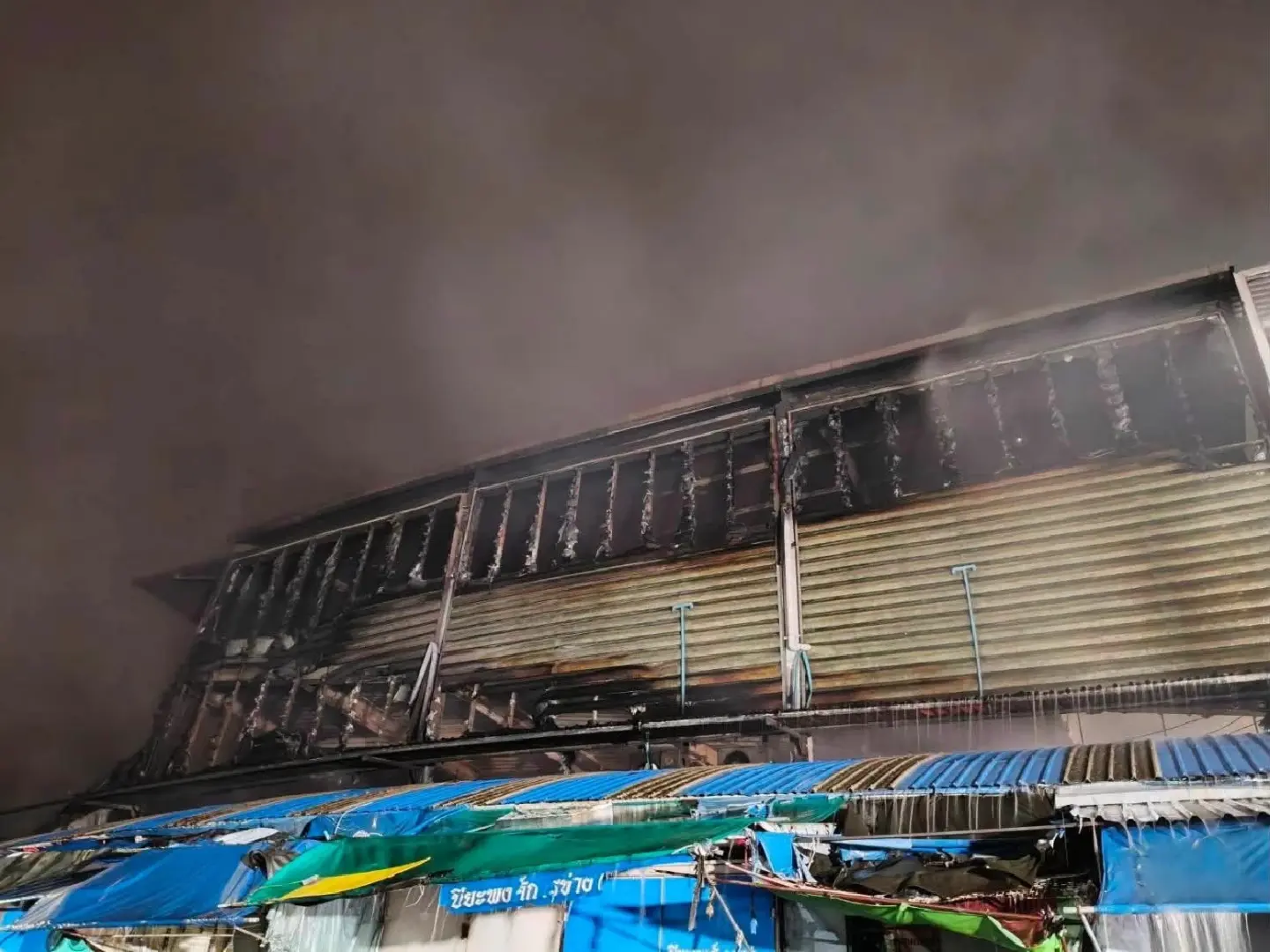 Khlong Thom roof subsides as crews fight fire from outside Khlong Thom roof subsides as crews fight fire from outside
