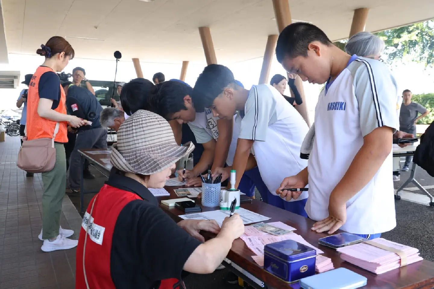Severe heat, water cuts deepen hardship in quake-hit Kumamoto Severe heat, water cuts deepen hardship in quake-hit Kumamoto