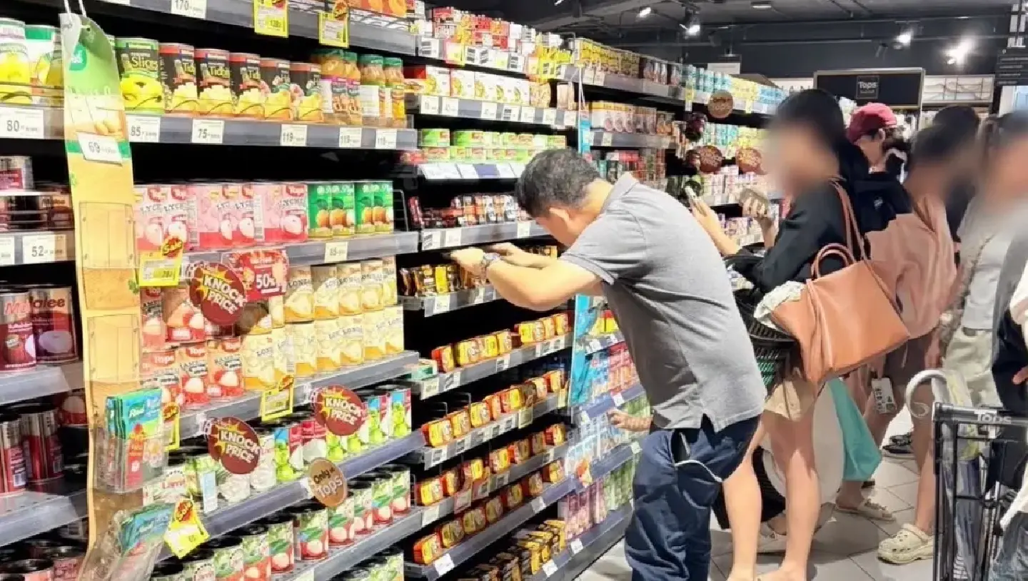 Thai supermarket Tops establishes 24-hour flood response centre Thai supermarket Tops establishes 24-hour flood response centre