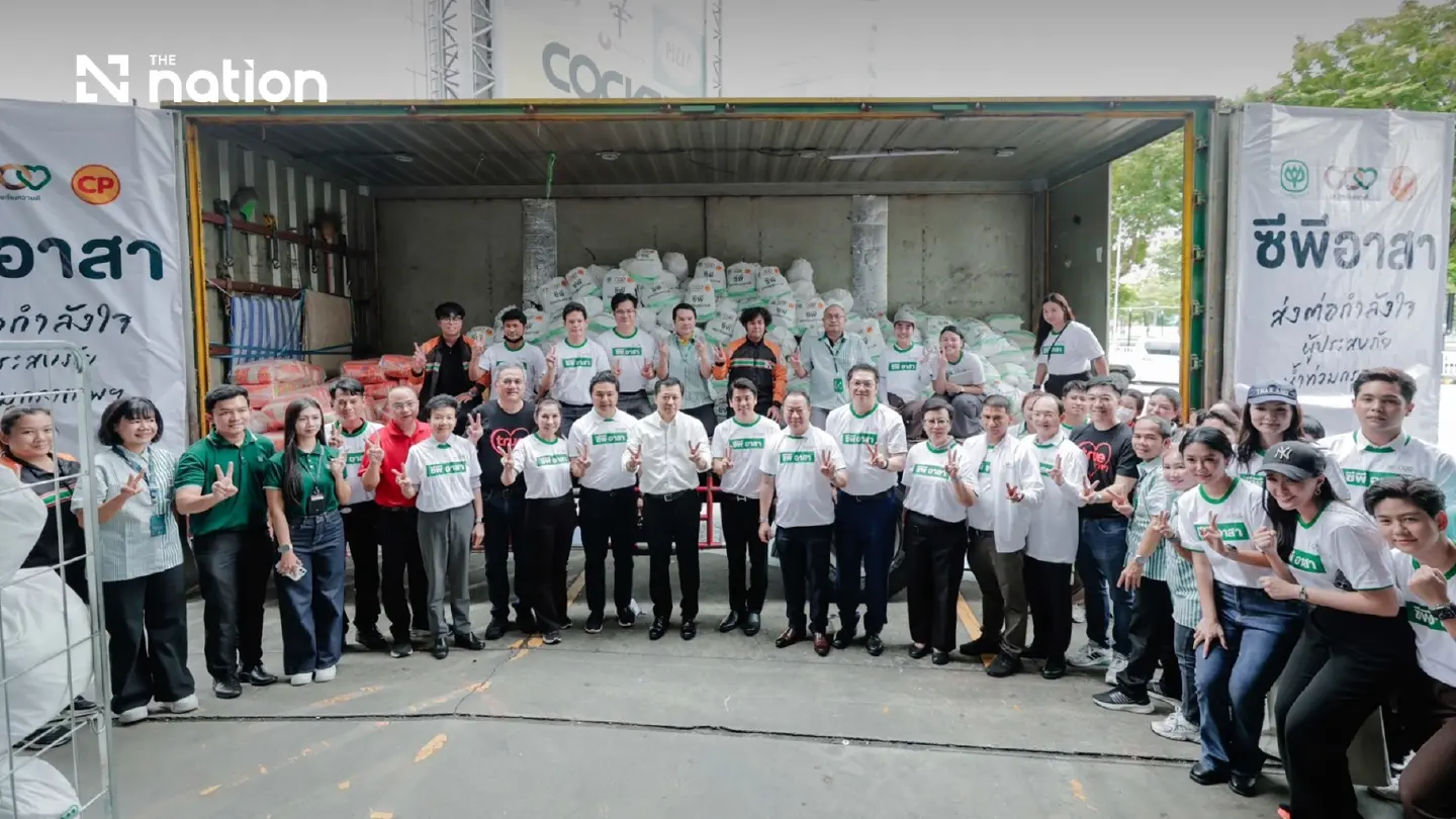 Suphachai leads CP volunteers in packing 2,000 flood relief bags for flood victims