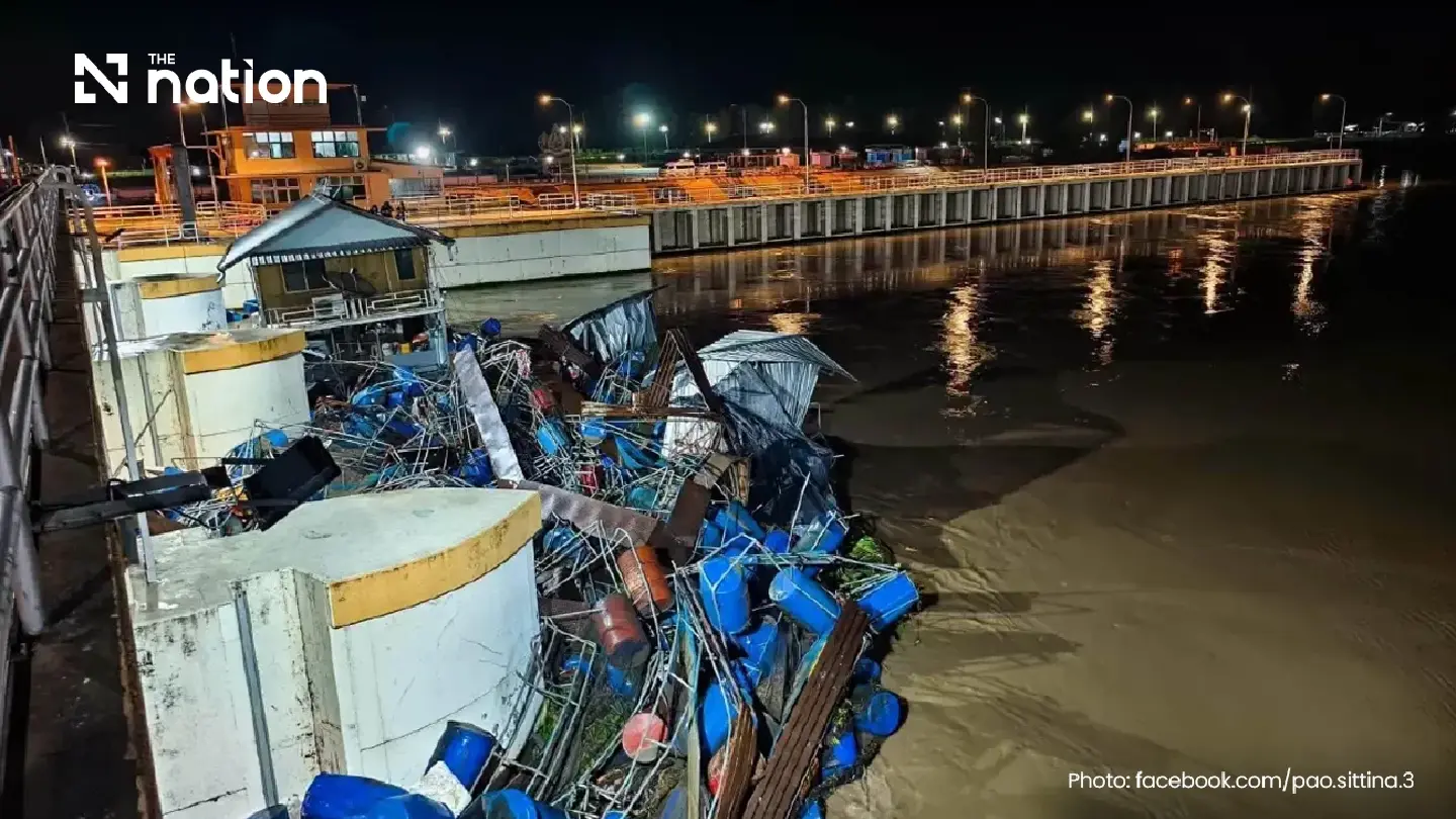 Mae Klong on red flood alert as runaway raft slams into dam gate Mae Klong on red flood alert as runaway raft slams into dam gate
