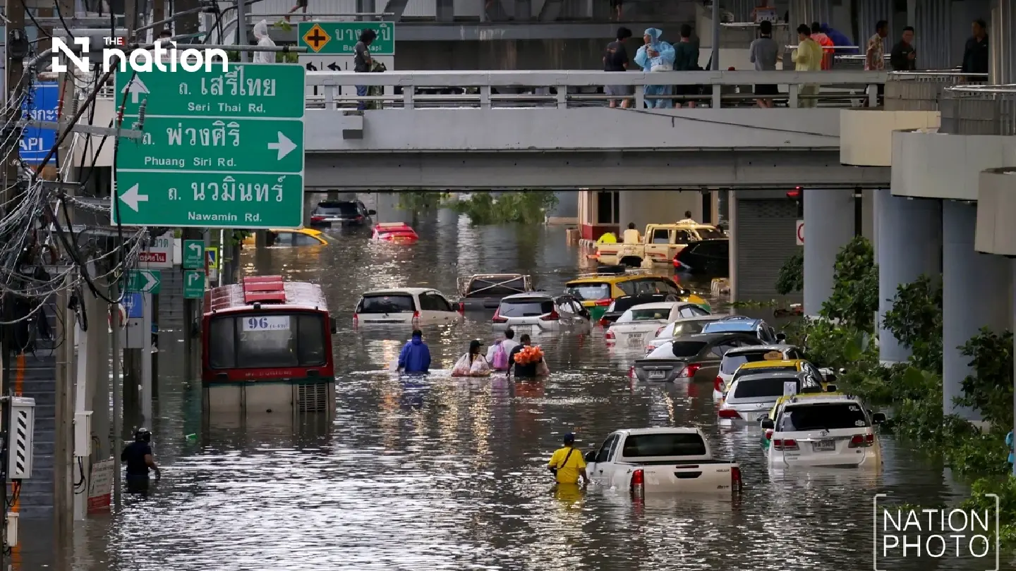 Floods block small cars on Bangkok’s Lat Phrao as storms forecast across 80% of area Floods block small cars on Bangkok’s Lat Phrao as storms forecast across 80% of area