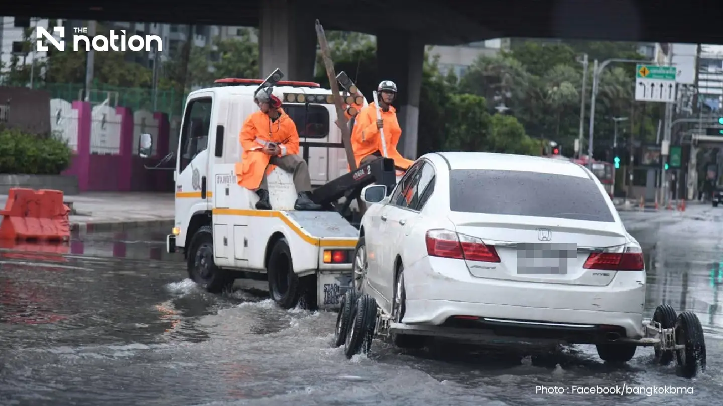 New Phetchaburi Road reopens after floods as stranded cars are cleared New Phetchaburi Road reopens after floods as stranded cars are cleared