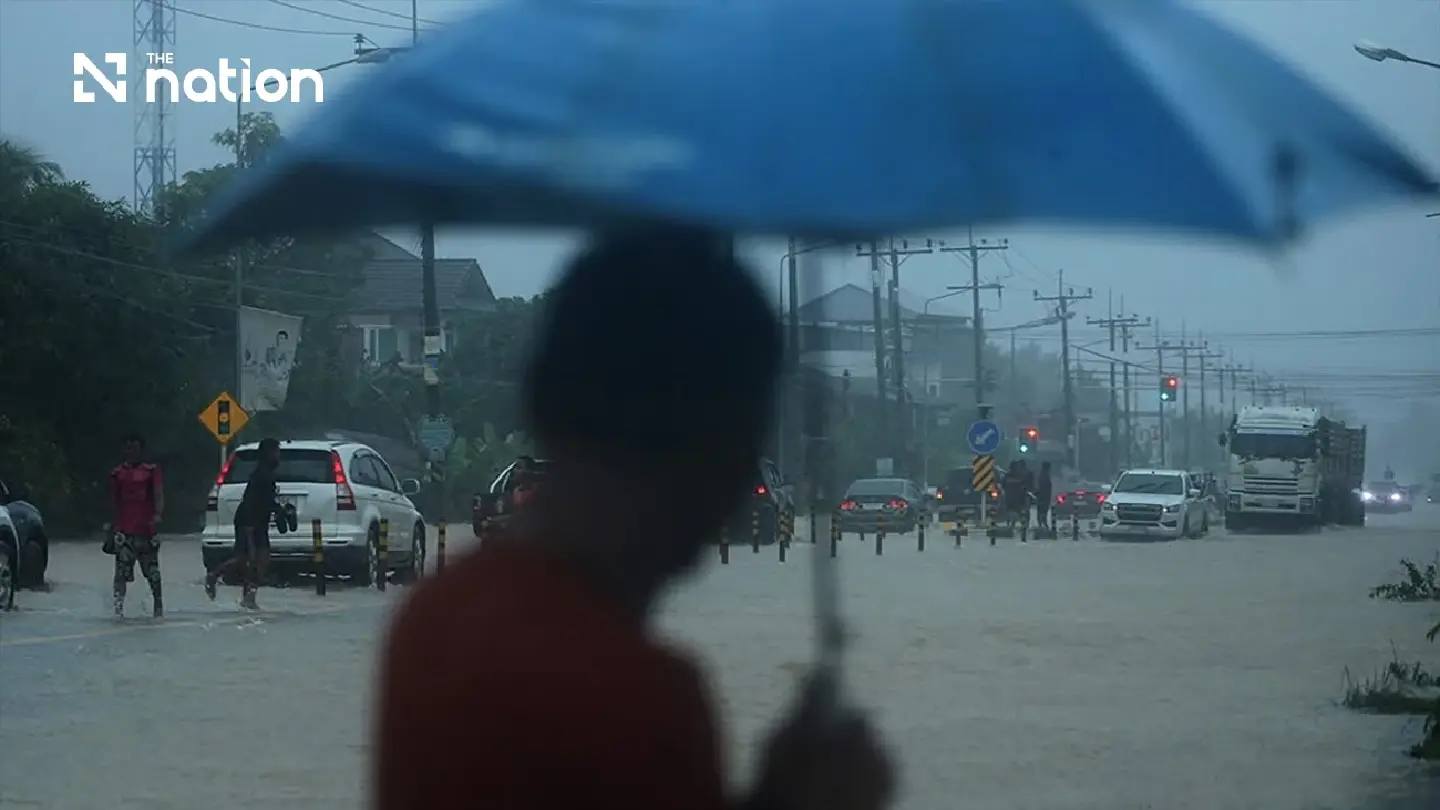 Bangkok and 70 provinces warned of flash floods and rough seas Bangkok and 70 provinces warned of flash floods and rough seas
