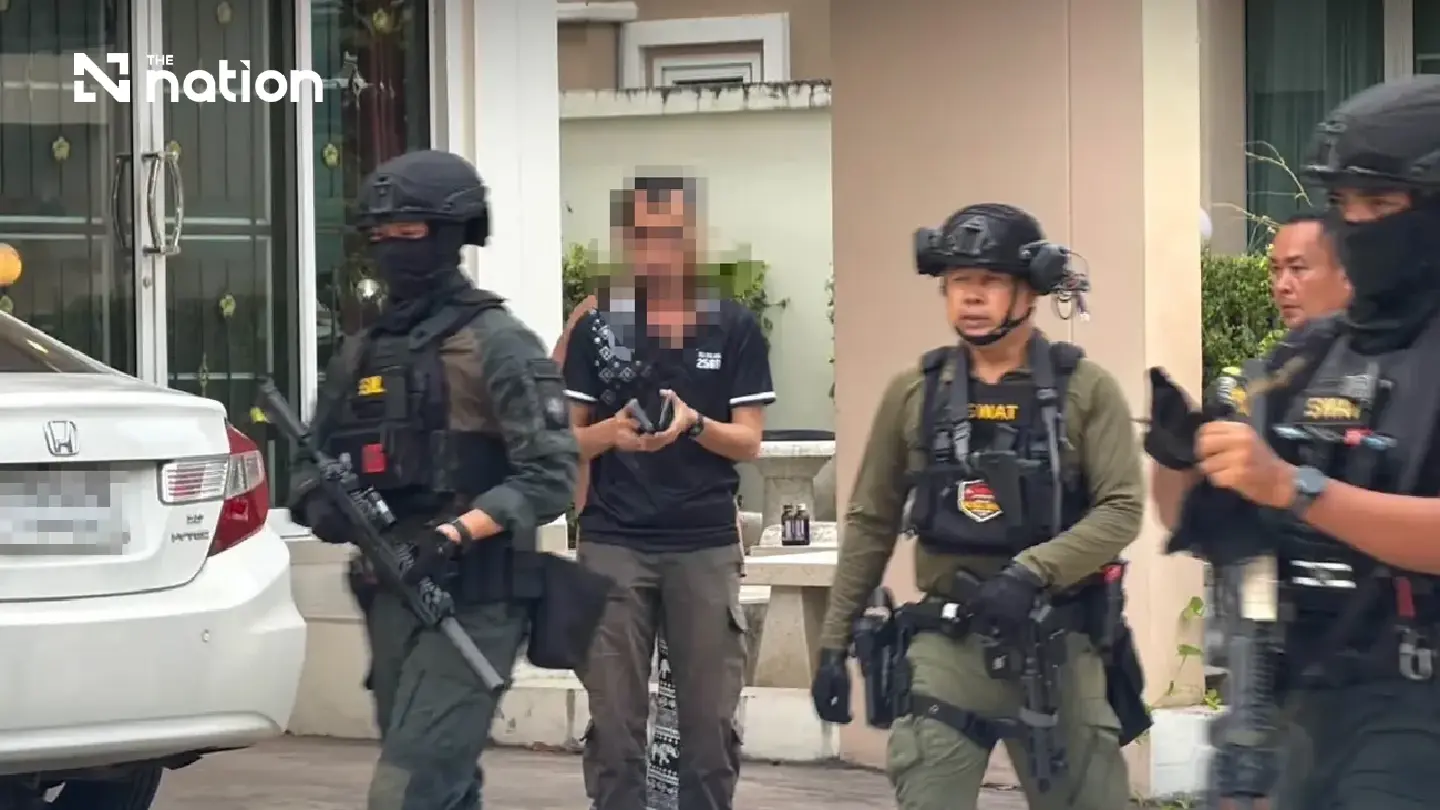 Son’s pleas end 18-hour standoff with Thai police officer Son’s pleas end 18-hour standoff with Thai police officer
